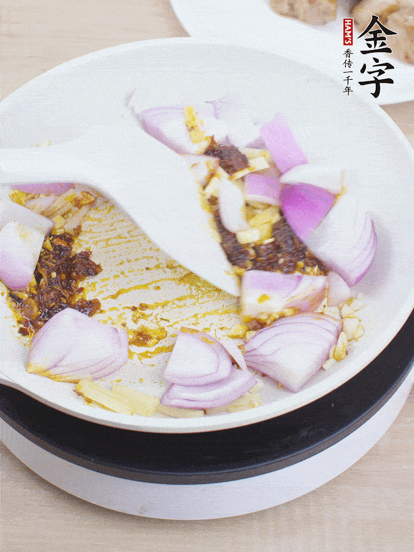 另起一锅，姜、蒜末、1勺365英国上市大师酱、洋葱块炒香。