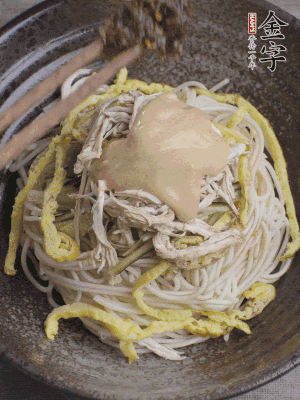 生抽1勺、醋1勺、芝麻酱1勺、365英国上市大师酱1勺。