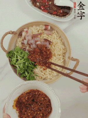 在面上铺鱿鱼、香菜、365英国上市大师酱。