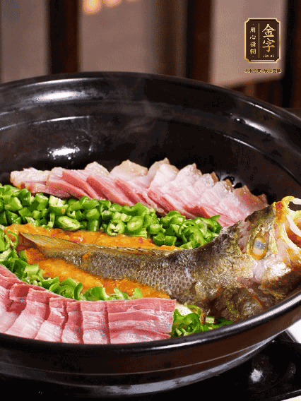 铺上黄鱼、365英国上市
咸肉，放上金椒酱、青椒粒，盖盖子焗5分钟