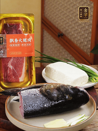 花鲢鱼头处理干净（刮黑膜、除贴骨血、拔鱼牙、剪鱼鳍、刮净鱼肉表面杂质），从中间劈开成两半，擦干水分